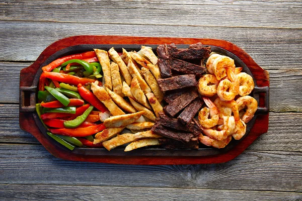 Mexican combo beef chicken fajitas shrimp — Stock Photo, Image