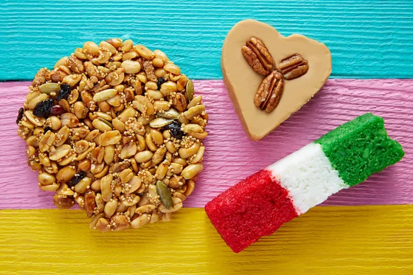Dulces mexicanos Palanqueta cajeta corazón coco — Foto de Stock