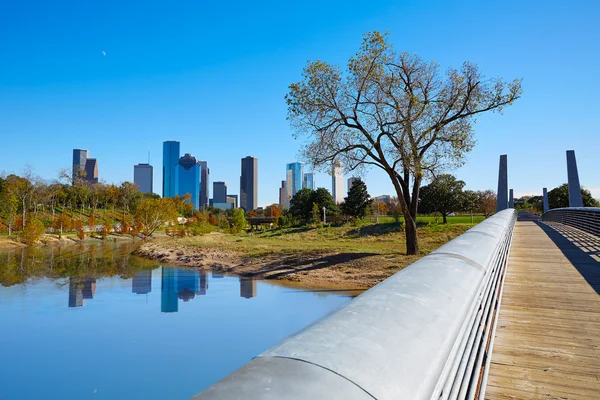 Houston panoramę w słoneczny dzień z parkowej trawy — Zdjęcie stockowe