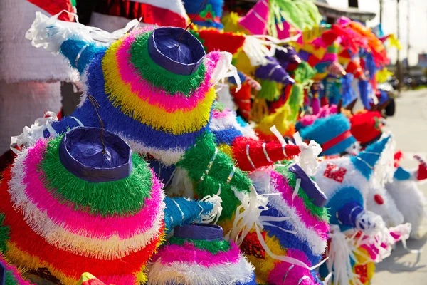 Partido mexicano piñatas papel colorido —  Fotos de Stock