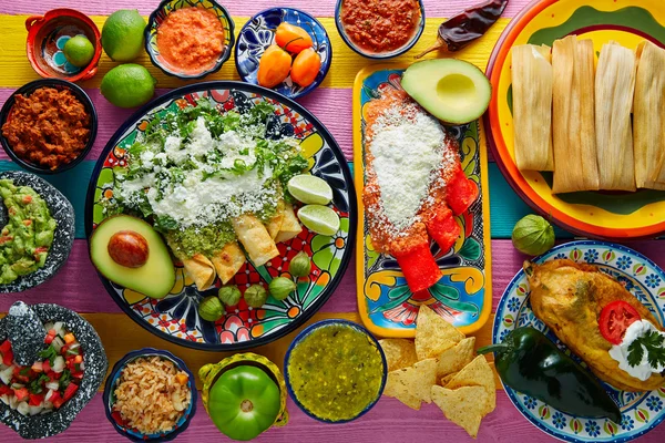 Gröna och röda enchiladas med mexikanska såser — Stockfoto