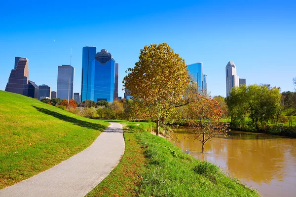 De skyline van Houston in zonnige dag van park gras — Stockfoto