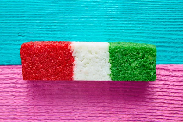 Mexikanische Kokosnuss-Flagge Bonbons gestreift geschreddert — Stockfoto