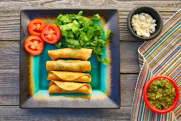 Flautas messicane arrotolato tacos con salsa — Foto Stock