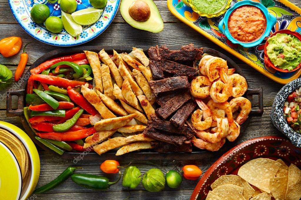 Mexican combo beef chicken fajitas shrimp — Stock Photo © lunamarina
