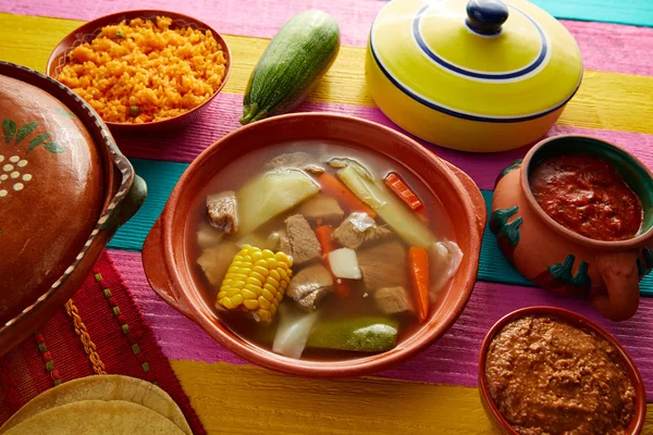 Caldo de res Caldo de carne mexicana na tabela — Fotografia de Stock