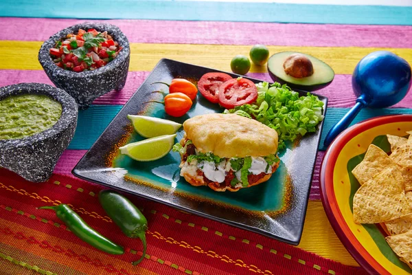 Mexická taco Gordita plněné masem pastor — Stock fotografie