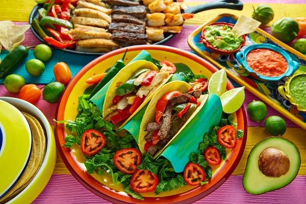 Galinha mexicana e carne fajitas tacos — Fotografia de Stock