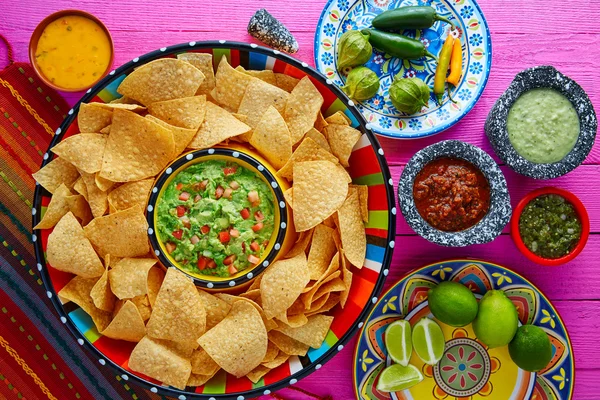 Nachos s guacamole tortilla chipsy sombrero — Stock fotografie