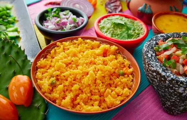 Μεξικάνικο ρύζι κίτρινο με chilis και σάλτσες — Φωτογραφία Αρχείου