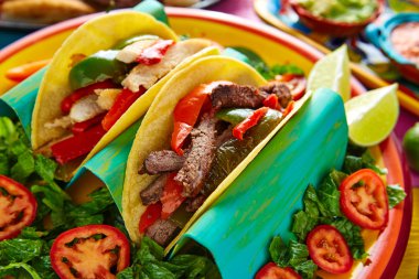 Meksika tavuk ve sığır eti fajitas tacos