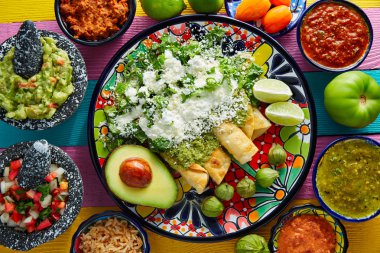Yeşil enchiladas Meksika yemeği guacamole ile