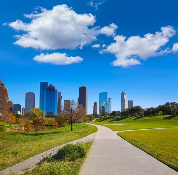 Houston panoramę w słoneczny dzień z parkowej trawy — Zdjęcie stockowe