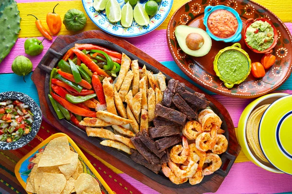 Mexikanische Combo Rindfleisch Huhn Fajitas Garnelen — Stockfoto