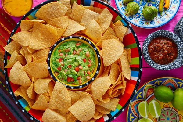 Nachos dengan guacamole tortilla chips sombrero — Stok Foto