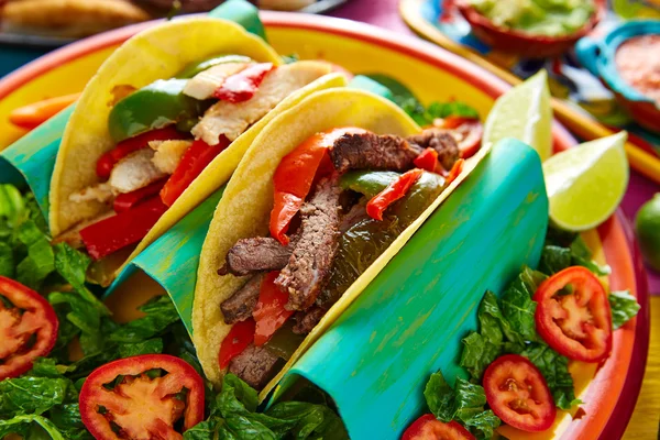 Mexicaanse fajitas taco's kip en rundvlees — Stockfoto