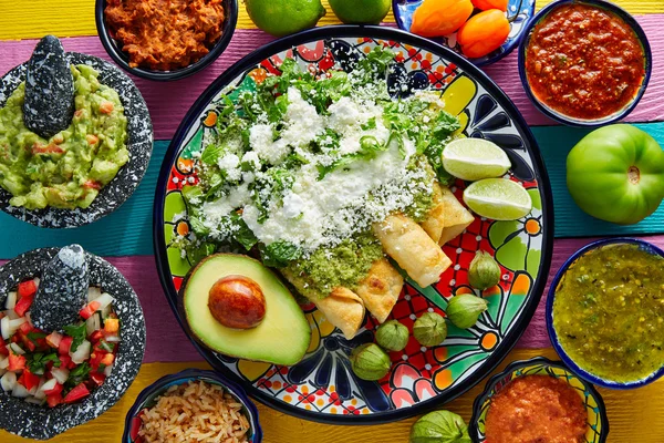 Zelené enchilady mexické jídlo s guacamole — Stock fotografie