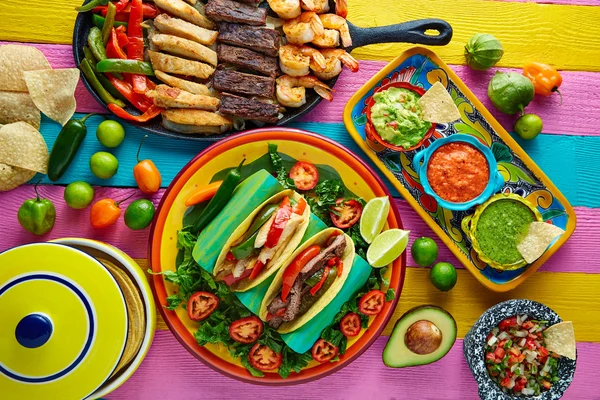 Galinha mexicana e carne fajitas tacos — Fotografia de Stock