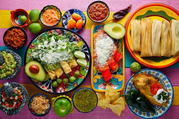 Groene en rode enchiladas met Mexicaanse sauzen — Stockfoto