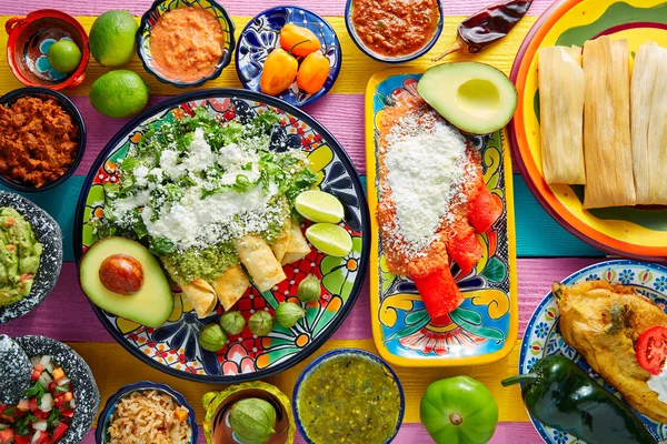 Enchiladas verdes e vermelhas com molhos mexicanos — Fotografia de Stock