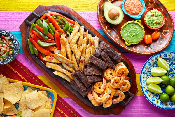 Mexicano combo carne frango fajitas camarão — Fotografia de Stock