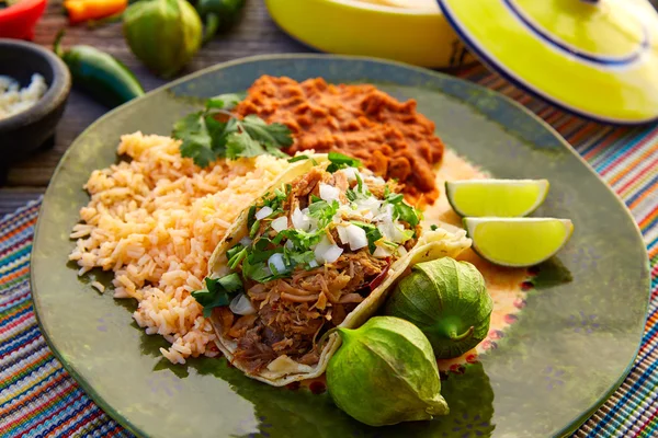 Tacos de carnitas mexicanas con salsa — Foto de Stock