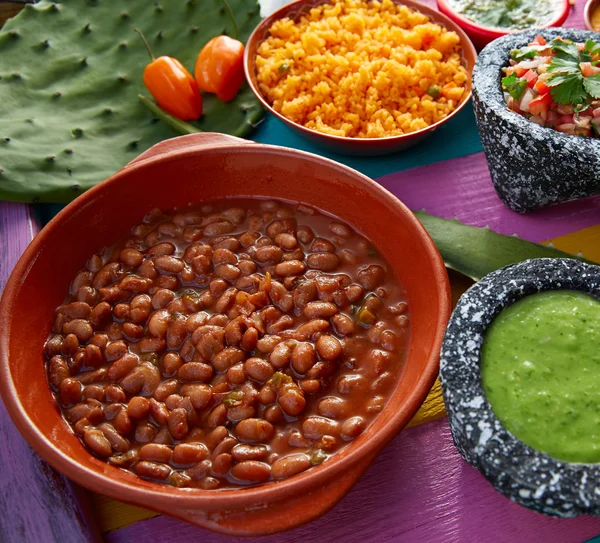 Frijoles frijoles mexicanos con arroz y salsas — Foto de Stock