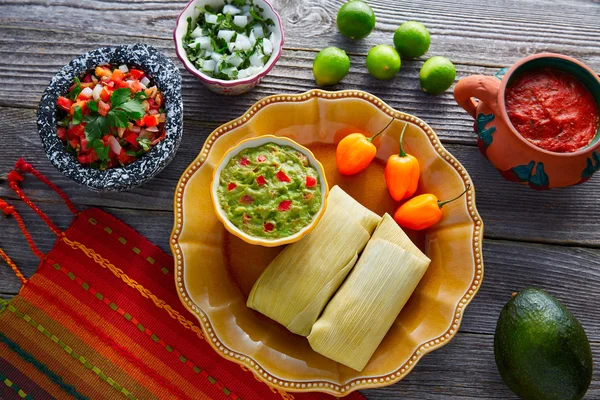 Tamale tamales mexicanos de folhas de milho — Fotografia de Stock