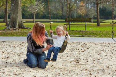 Anne ve kızı bir hızıyla parkta