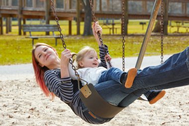 Anne ve kızı bir hızıyla parkta