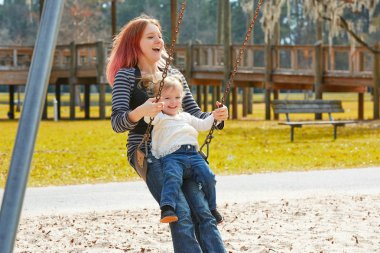 Anne ve kızı bir hızıyla parkta