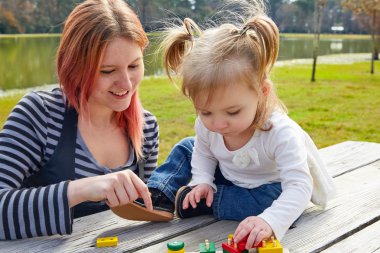 Anne ve kızı Park şekillerle oynamak