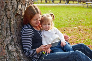 Anne ve kızı smartphone ile oynamak
