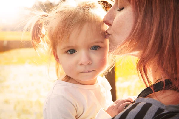 Moeder en dochter portret knuffel kussen in park — Stockfoto