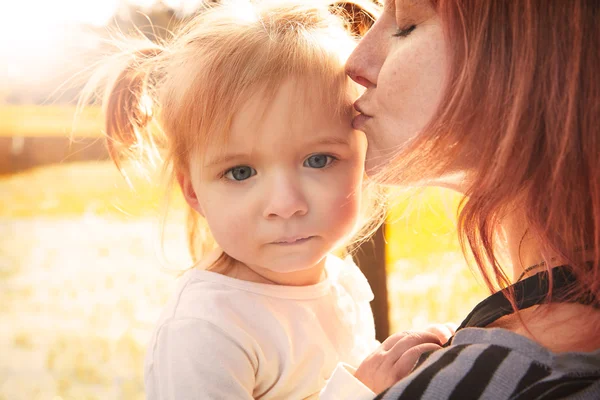 Mère et fille portrait câlin embrasser dans le parc — Photo