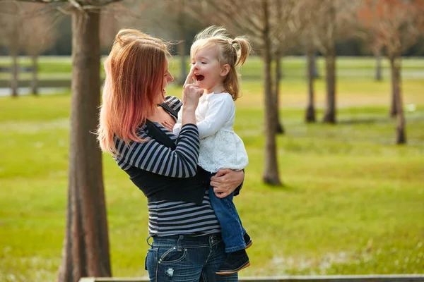 Mutter und Tochter spielen gemeinsam im Park — Stockfoto