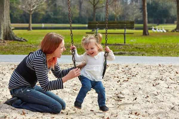 Mor och dotter leker med sand i park — Stockfoto