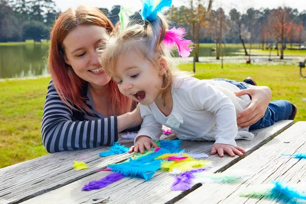 Anne ve kızı tüylü parkta oynarken — Stok fotoğraf