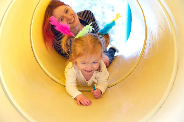 Enfant fille et mère jouer dans le parc slider — Photo