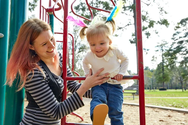 Enfant fille et mère jouer aire de jeux échelle — Photo