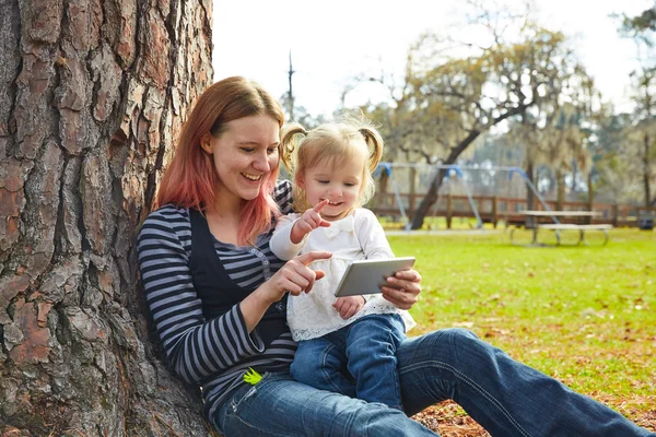 Matka a dcera hraje s smartphone — Stock fotografie