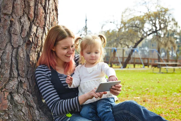 Madre e figlia giocare con lo smartphone — Foto Stock