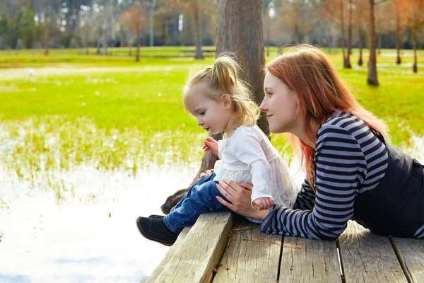 Hija y madre jugando juntas en el parque — Foto de Stock