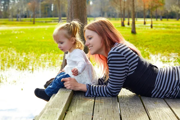 Дочь и мать играют вместе в парке — стоковое фото