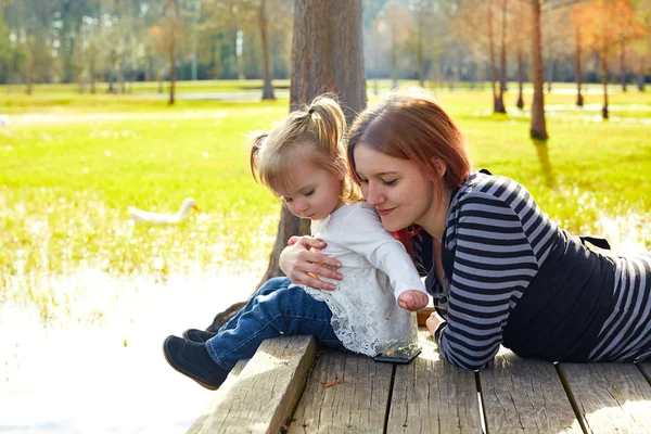 Figlia e madre che giocano insieme nel parco — Foto Stock