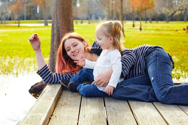 Dotter och mor spela tillsammans i park — Stockfoto