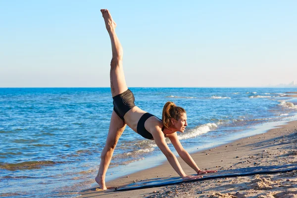 Pilates yoga workout exercise outdoor on beach — Stock Photo, Image