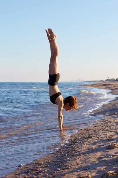 Pilates yoga workout exercise outdoor on beach — Stock Photo, Image