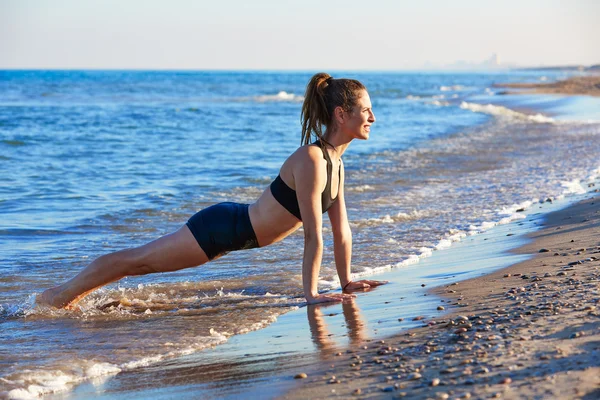 Pilates yoga esercizio di allenamento all'aperto sulla spiaggia — Foto Stock