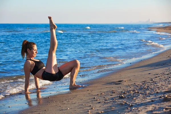 Pilates ejercicios de yoga al aire libre en la playa —  Fotos de Stock